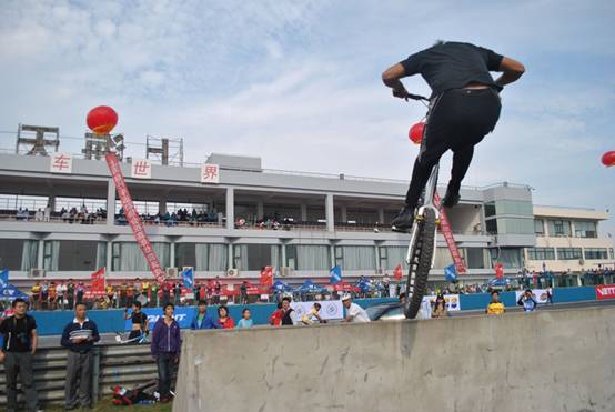 说明: E:\2011嘉年华\选择\攀爬车表演\攀爬车web\nEO_IMG_DSC_0621.jpg